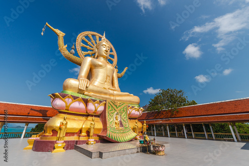 Tableau sur toile Golden Big Buddha statue on lotus base at Wat Phra Yai temple on Koh Samui islan