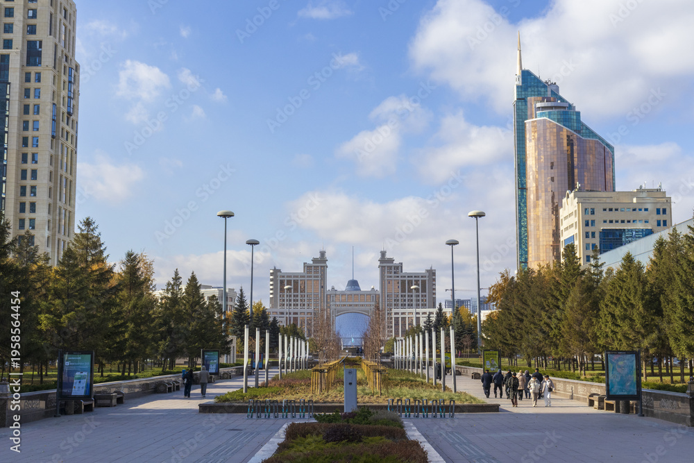 Obraz premium Khan Shatyr Entertainment Center, 18 October 2025, Nurzhol Boulevard (Green Water Boulevard), Astana City (Nur-Sultan), Kazakhstan