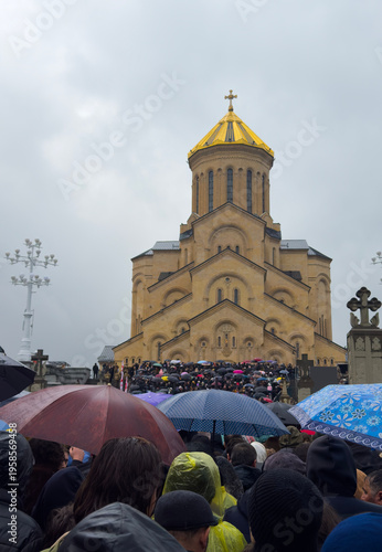 Fotografie crowd of Orthodox parishioners go to Trinity Cathedral to bid farewell to Patriarch Ilia II