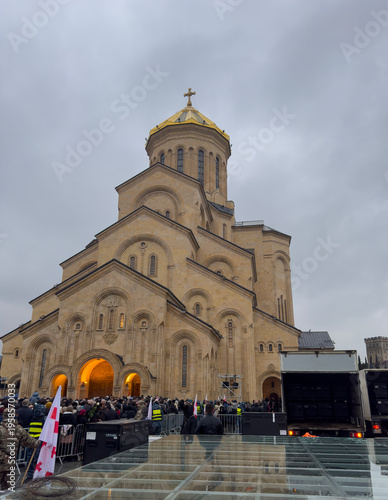 Fotografie crowd of Orthodox parishioners go to Trinity Cathedral to bid farewell to Patriarch Ilia II