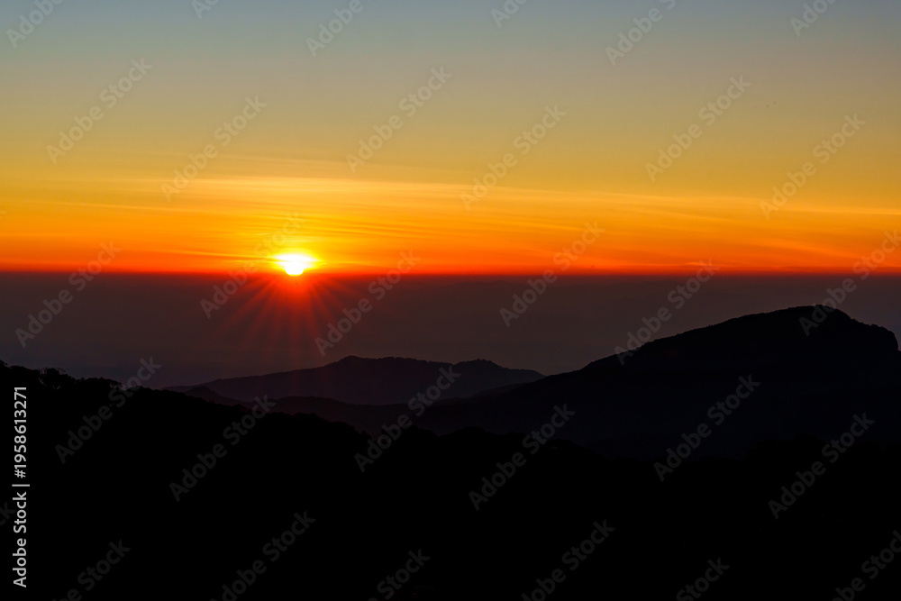 Obraz premium Amazing and stunning sunrise over lush green valleys under clear skies in Chiang Mai, Thailand.