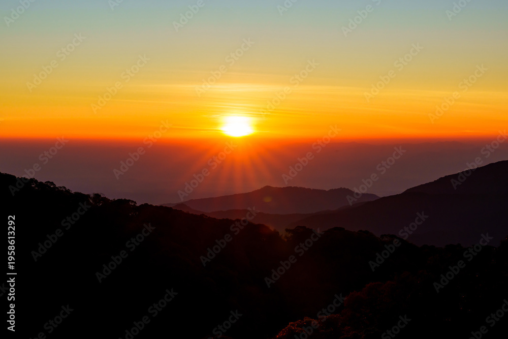 Obraz premium Amazing and stunning sunrise over lush green valleys under clear skies in Chiang Mai, Thailand.