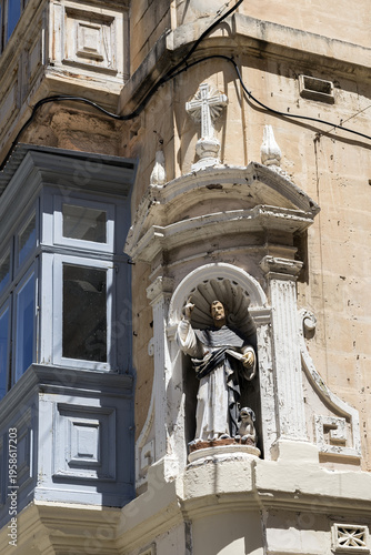 Canvas Print 2019 Malta, Valletta - A statue of Dominic Guzmán, the patron saint of Valletta, in a recess on the corner of the building