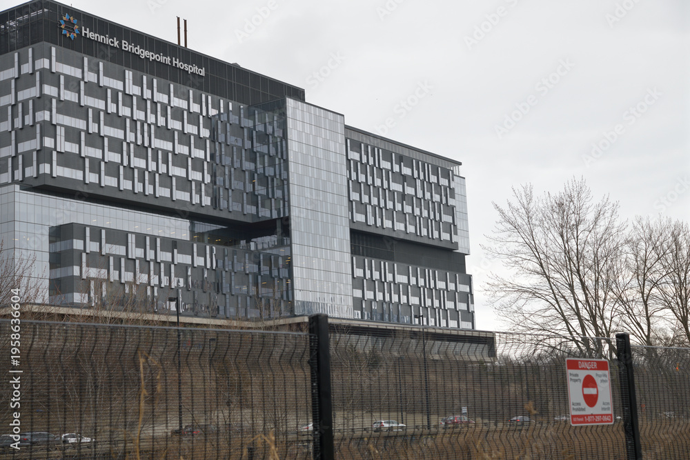 Fototapeta premium west elevation of Hennick Bridgepoint Hospital (side facing the Don Valley/Bayview Av), Toronto