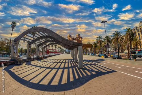Canvas-taulu BARCELONA, SPAIN-MARCH 1, 2022: Ronda Litoral-Passeig de Colom in afternoon light, with La Gamba de Mariscal or Gambrinus, a sculpture designed by the Spanish Javier Mariscal