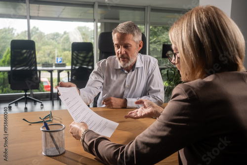 Foto Friendly insurance agent greeting customers, showing reliability and personal ca