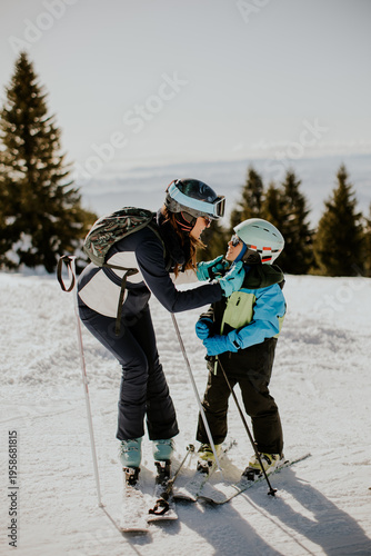 Mother teaches son to ski o...