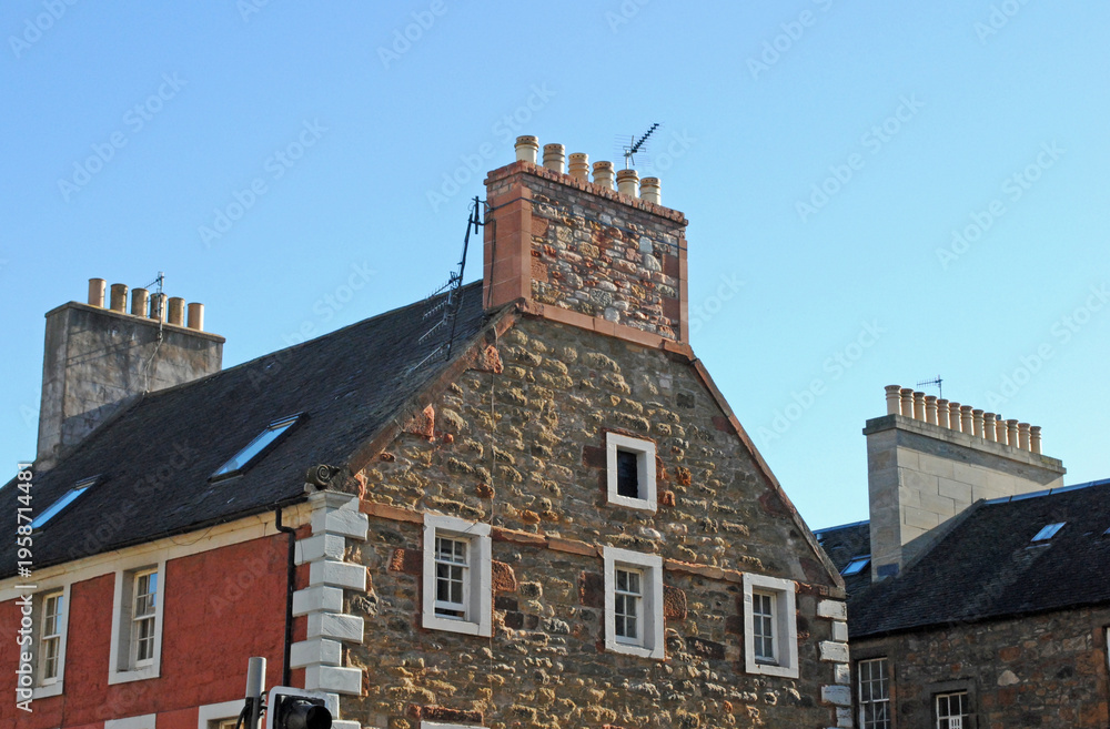 Obraz premium Stone Building with Gable and Chimney Stack
