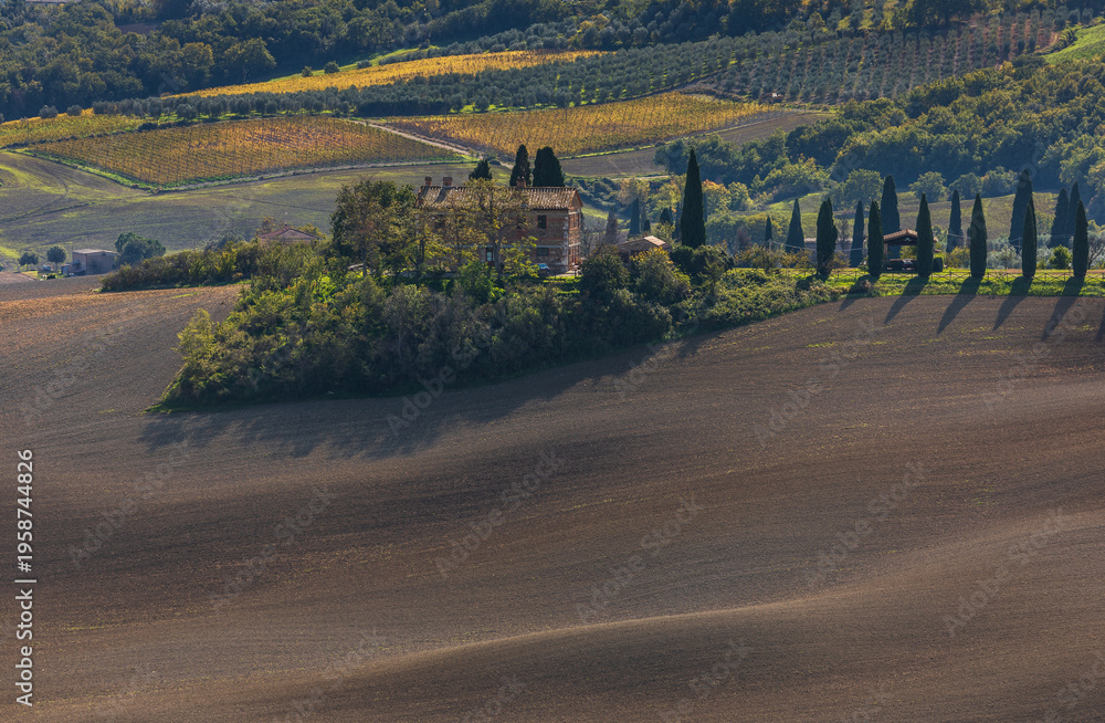 Naklejka premium Tuscan farmhouse in a rural landscape of Val d'Orcia, Italy.