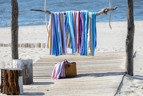 Toalhas de praia num areal vazio antes do verão 