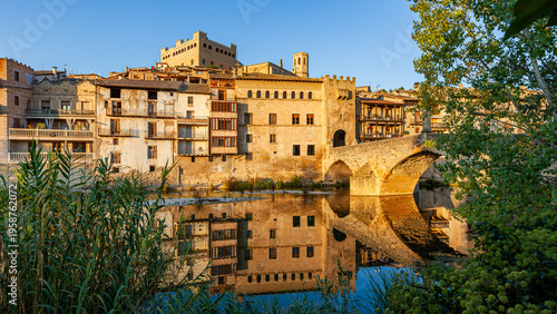 Puente y entrada al pueblo de Valderrobres reflejados en el rio Matarraña.