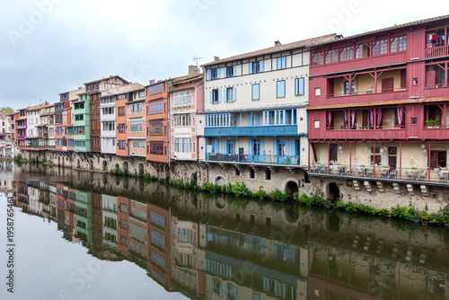 Casas reflejadas en el rio Agout en Castres, Francia
