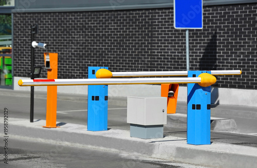 Automatic boom barrier