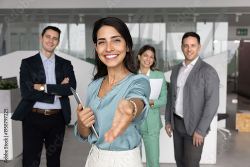Photos Friendly young woman hr manager recruiter corporate leader standing with diverse