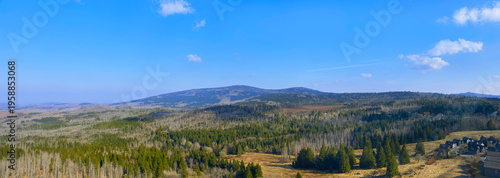 Blick vom Harzturm in Torfhaus, Niedersachsen, Deutschland, auf den Harz und den „Brocken“. Und die teilweise abgestorbenen Bäume.