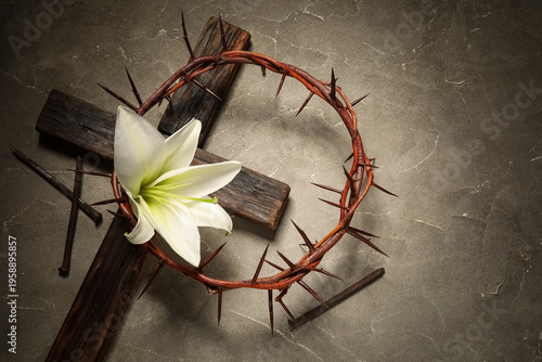 Foto Wooden cross, crown of thorns, nails and lily flower on grey grunge background