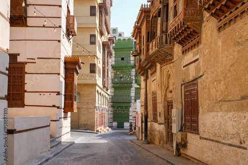 Schilderij op canvas Narrow historic street with traditional Roshan balconies in Al-Balad, the Old To