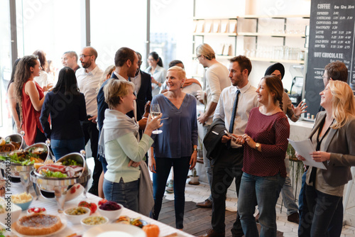 Foto Casual networking event with refreshments.