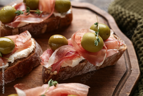 Tasty canapes with jamon, o...