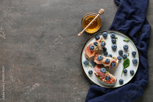 Tasty canapes with jamon, c...