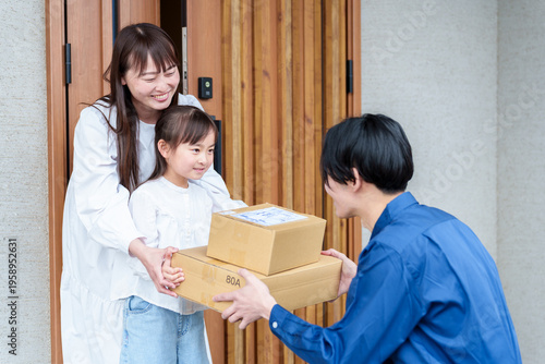 Wallpaper Mural 荷物を受け取る女の子とお母さん Torontodigital.ca