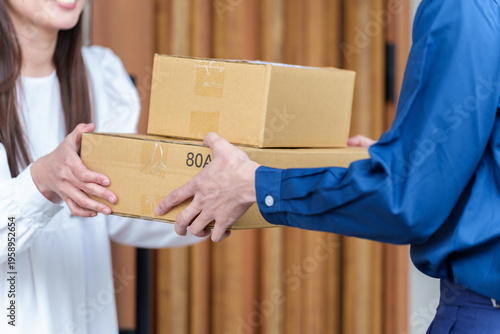 Wallpaper Mural 配達員の荷物を受け取る女性 Torontodigital.ca