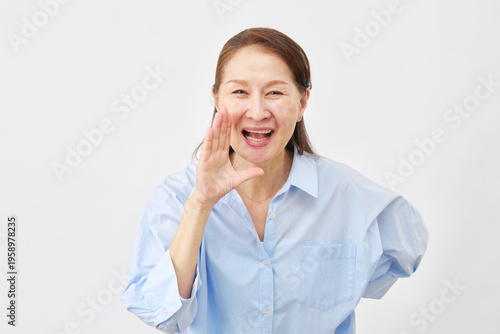 Foto 白背景で応援する女性