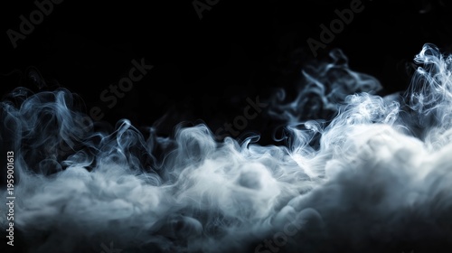 黒背景に広がるドライアイスの白い煙とスモーク効果