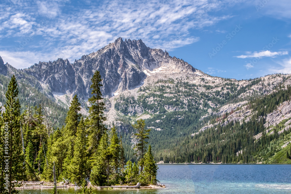 Obraz premium Mountain peak towers over calm lake