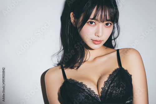 黒い下着を纏う日本人女性の肩 美容広告
