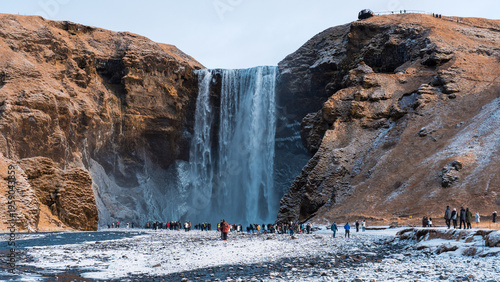 Foto Skogafoss Waterfall with Tourists in Winter, Iceland