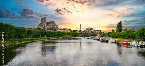 Fotografija Scenic cityscape of Auxerre with Saint Stephen Cathedral and Saint Germanus Abbe