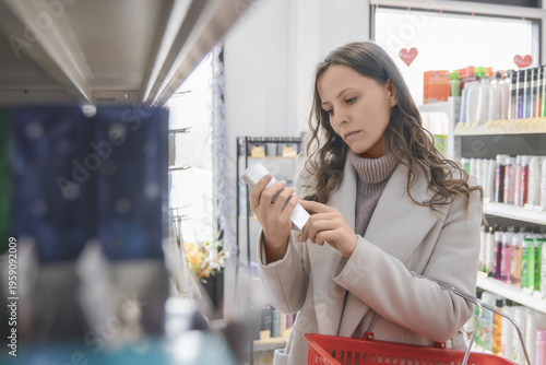 Tableau sur toile in store aisle, informed beauty shopping, label reading, conscious consumer choi