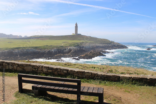 Konstfotografi Vistas de la Torre de Hércules, el faro romano más antiguo del mundo, desde un banco frente al mar de A Coruña