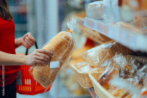 Fotografie Client Choosing Sliced ​​and Bagged loaf of bread from the shelf