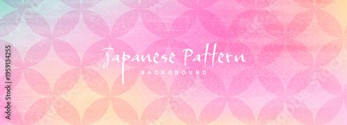 やわらかなピンクのグラデーションと七宝風和柄のテクスチャ背景 かすれ質感の日本風パターンバナーデザイン