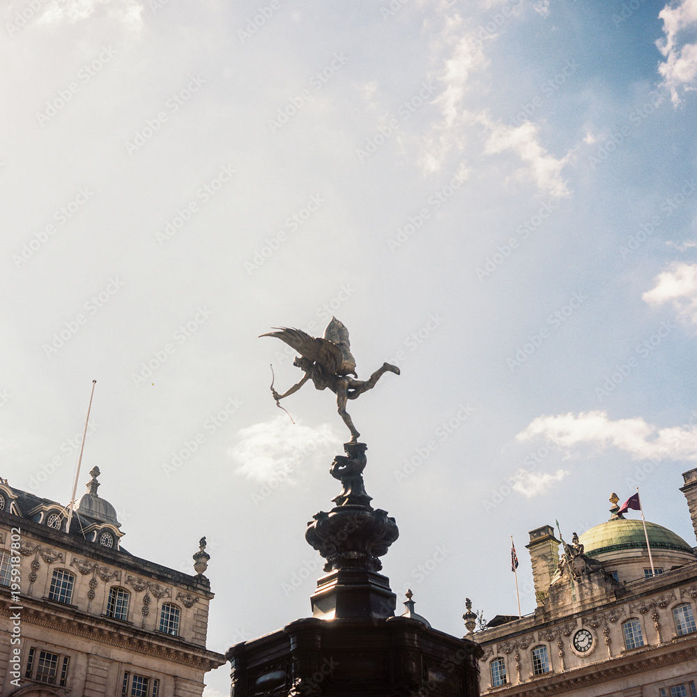 Fototapeta premium The Shaftesbury Memorial Fountain and Eros statue in Piccadilly