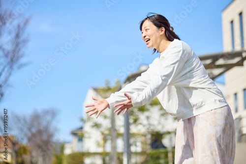 子供の帰りを待つ笑顔の母親