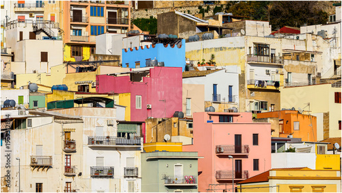 Foto Colorful buildings forming a vibrant hillside cityscape in Sciacca Sicily