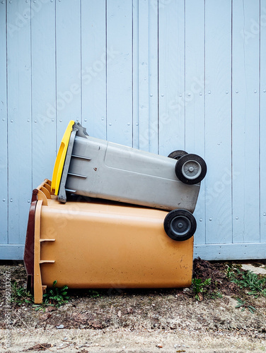Poubelles de recyclage l'une sur l'autre. Accouplement de bennes de poubelles de déchets. Reproduction de déchets