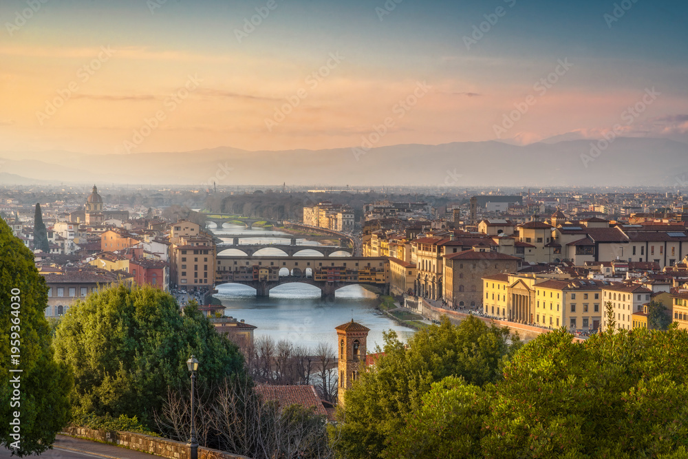 Fototapeta premium Panoramic Sunset View of Florence and Ponte Vecchio from Piazzale Michelangelo