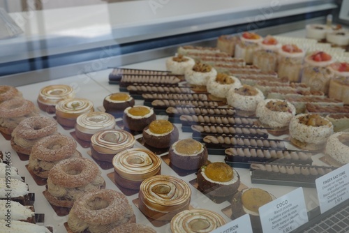 Foto French pastries in bakery display case