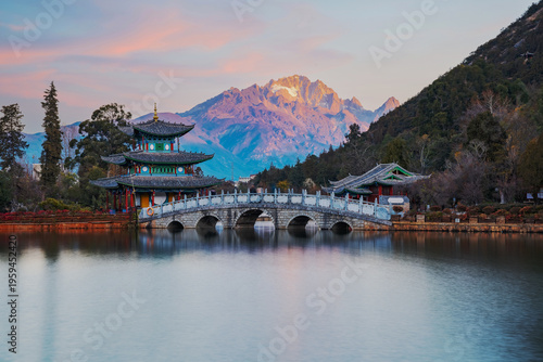 Foto The beautiful scenery of ancient buildings in Yulong Snow Mountain and Heilongta