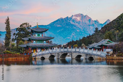 Tableau sur toile The beautiful scenery of ancient buildings in Yulong Snow Mountain and Heilongta