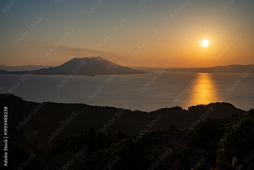 Obraz premium 惣陣が丘展望所から見る錦江湾と桜島の夕景