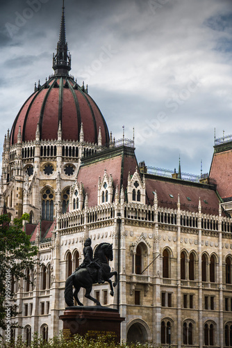Obraz na plátně Hungarian Parliament Building dome and Rákóczi equestrian statue Budapest