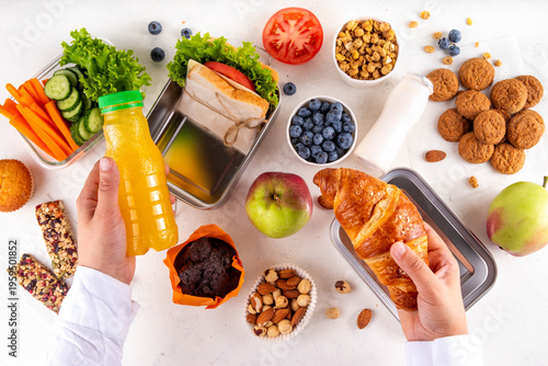 Εκτύπωση καμβά Preparing homemade balanced healthy lunch box for schooler
