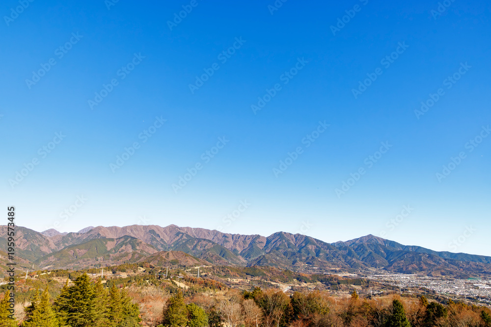 Fototapeta premium 足柄平野と丹沢の山々を一望する冬の広大なパノラマ風景