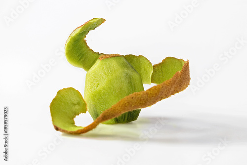 Fotografía peeled kiwi,  with the skin floating in the air