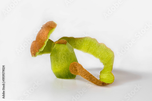 Φωτογραφία peeled kiwi,  with the skin floating in the air
